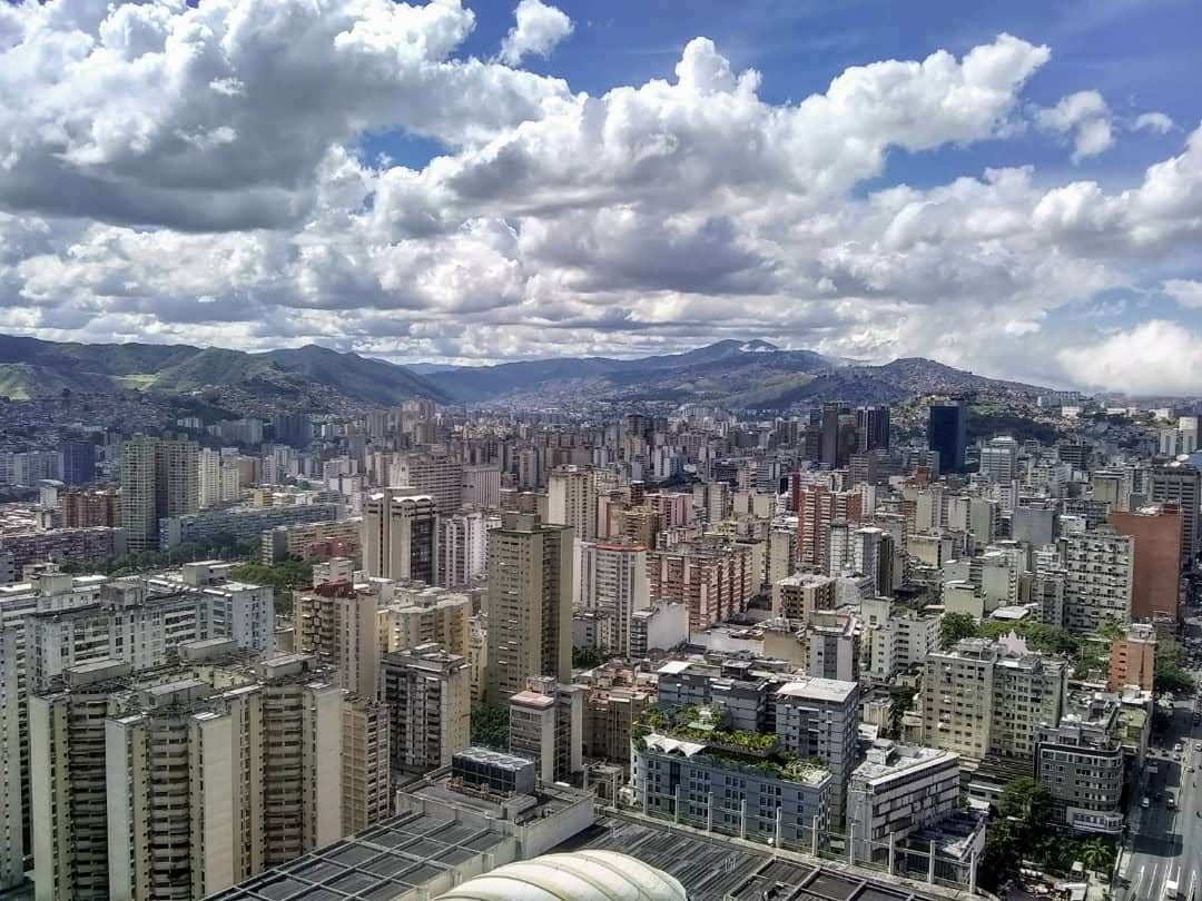 Caracas con el Sol de la Una - Ser Caraqueño