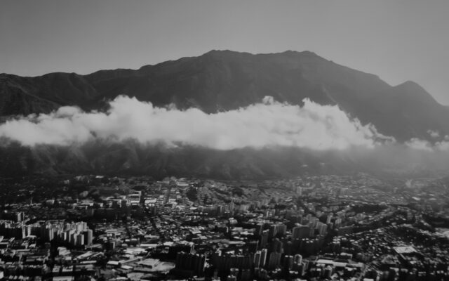El Ávila arropando Caracas