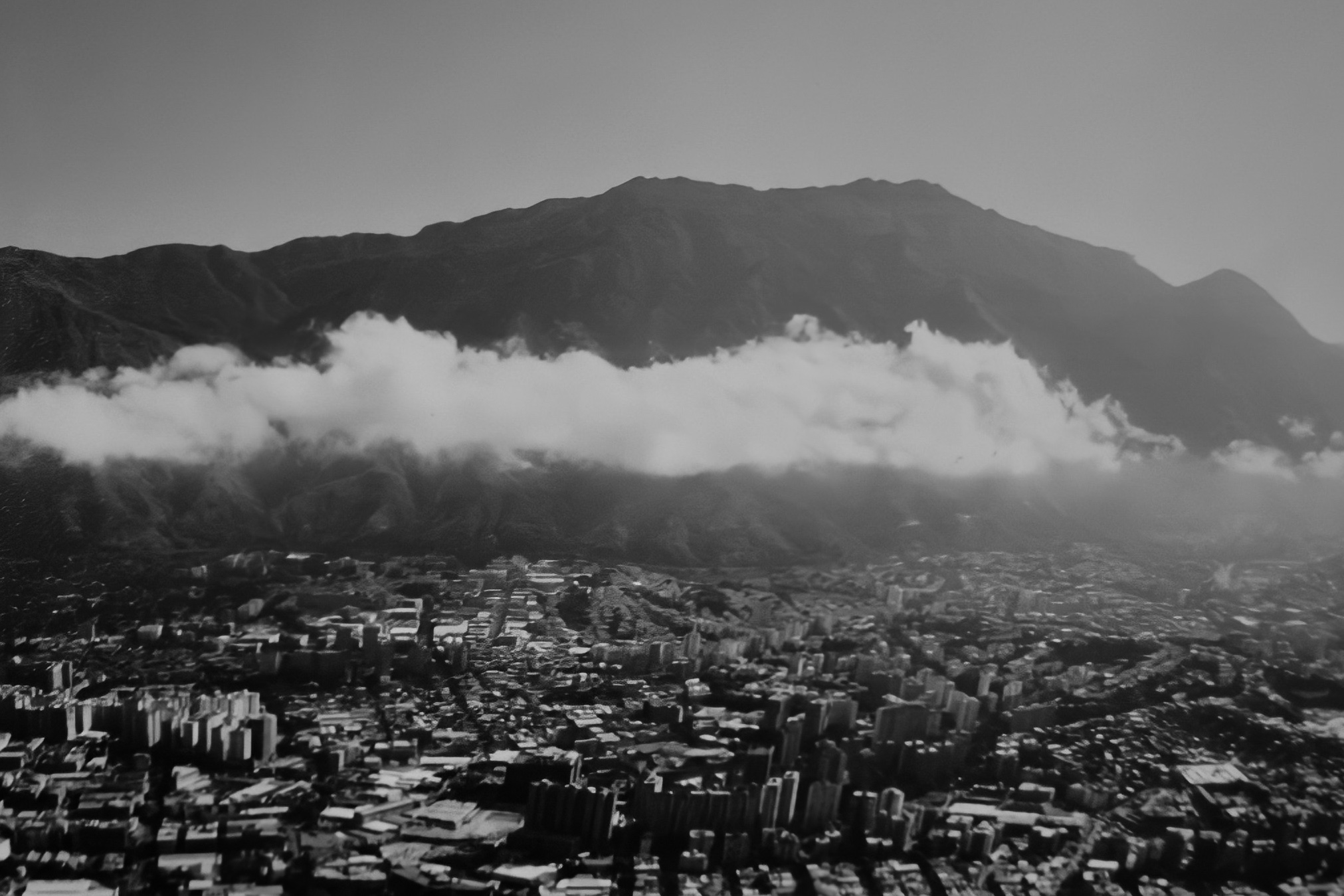 El Ávila arropando Caracas