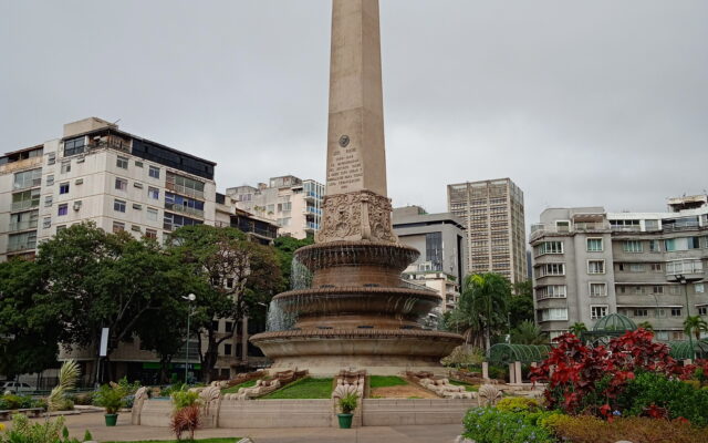 Obelisco Gris